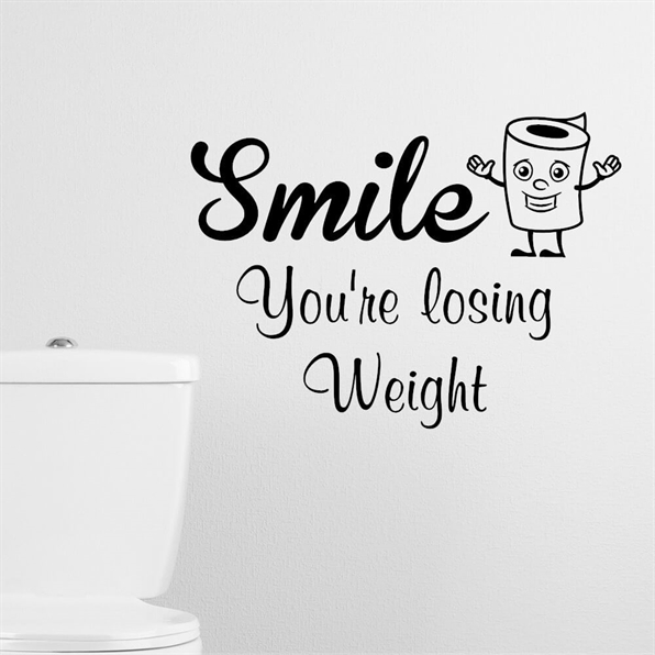 Wallsticker til badeværelset med sjov tekst - Smile you\'re losing weight, og med en sød illustration ved siden af toiletrulle. 